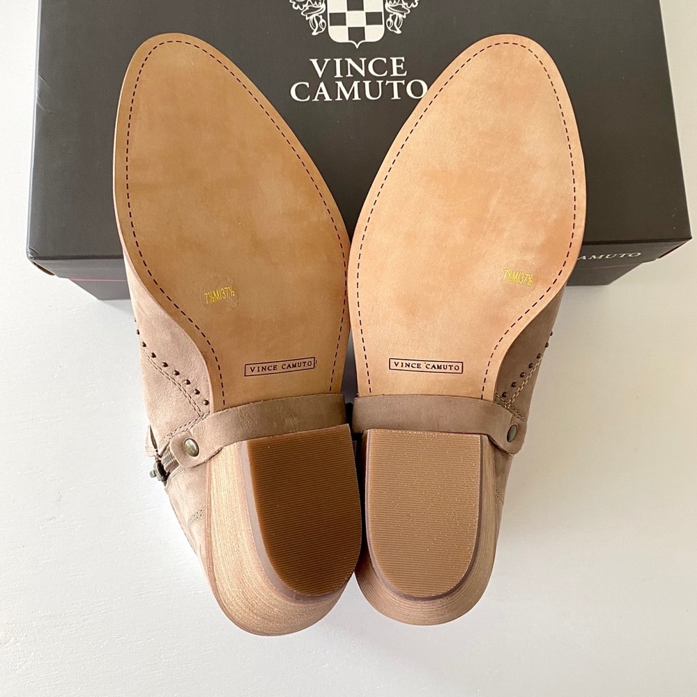 ✨New VINCE CAMUTO Dorintina Nubuck Booties Taupe - Picture 9 of 9